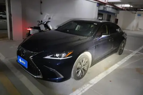 Lexus ES 2020 — фото 1