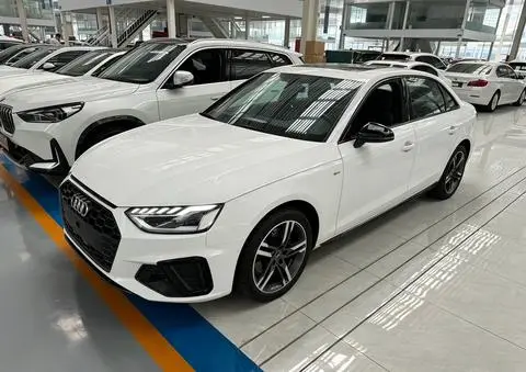 Audi A4L 2022 — фото 1