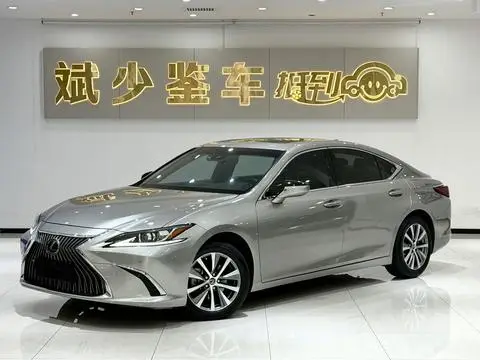 Lexus ES 2020 — фото 1