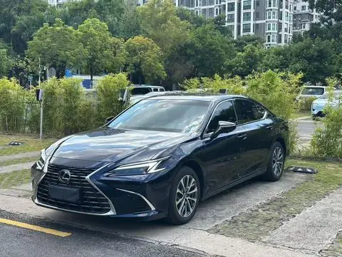 Lexus ES 2025