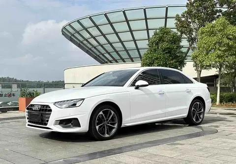 Audi A4L 2022 — фото 1