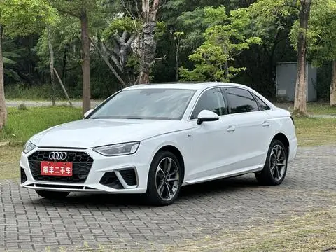 Audi A4L 2022 — фото 1