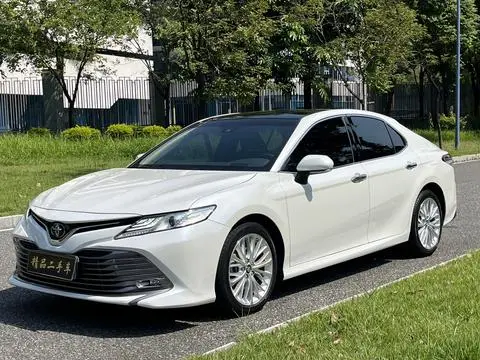 Toyota Camry 2019 — фото 1