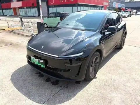 Tesla Model Y 2025