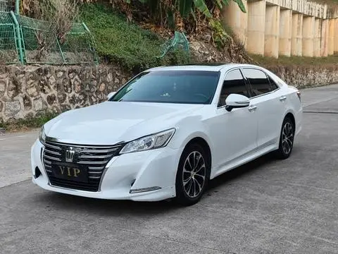 Toyota Crown 2015