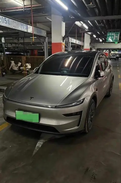 Tesla Model Y L 2026