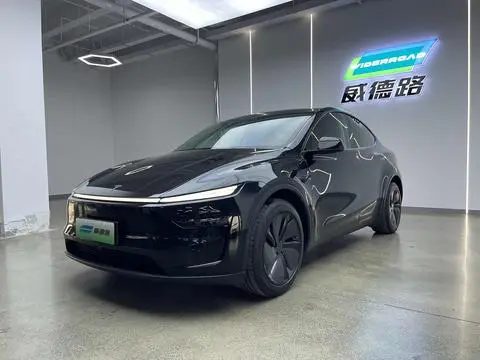 Tesla Model Y 2025