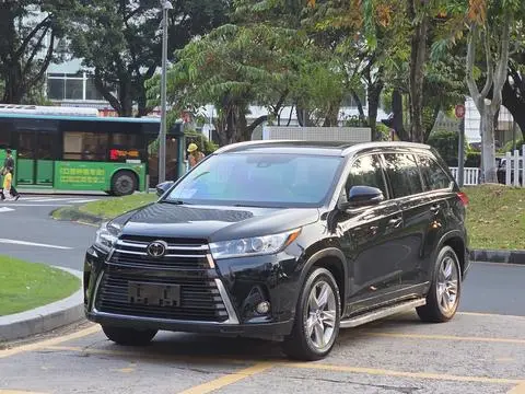 Toyota Highlander 2018 — фото 1