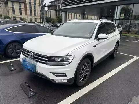 Volkswagen Tiguan L 2018 — фото 1