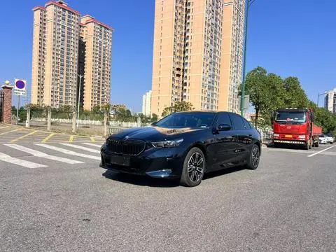 BMW 5 Series 2025 — фото 1