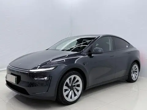 Tesla Model Y 2025