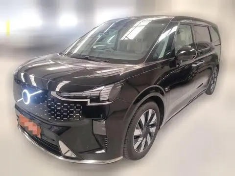 Volvo EM90 2025