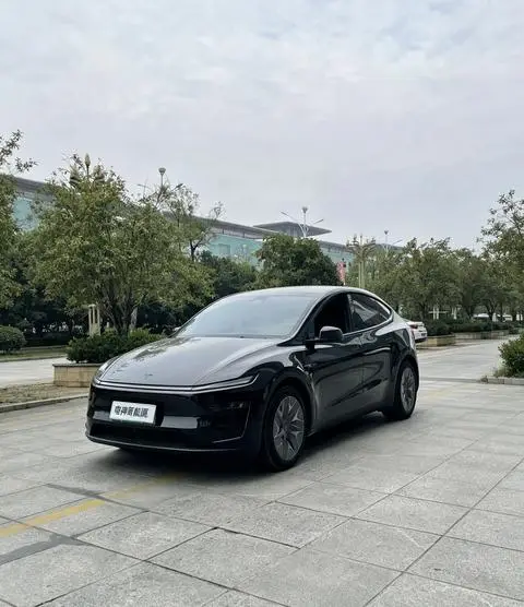 Tesla Model Y L 2026