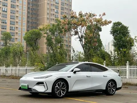 Geely E8 2025
