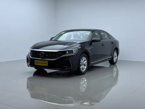 Volkswagen PassatPHEV 2025