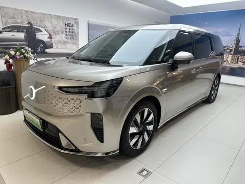 Volvo EM90 2025
