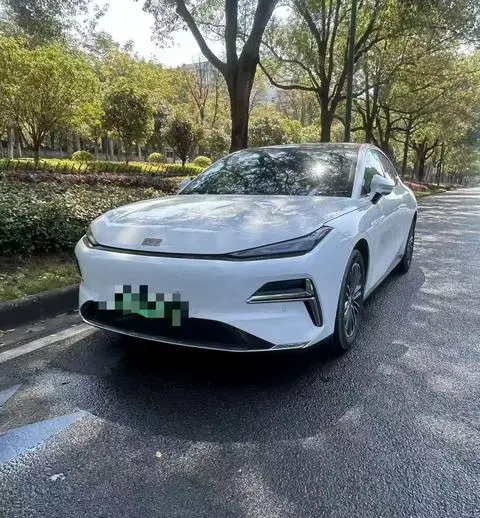 Geely 星耀8 PHEV 2025