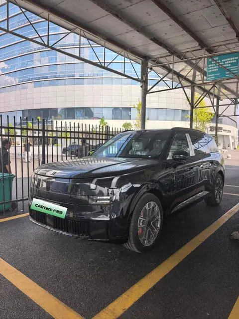 Lynk & Co 900 2025