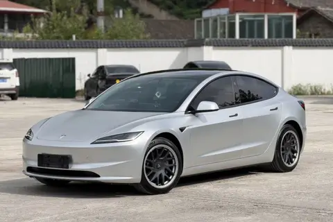 Tesla Model 3 2024