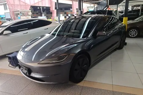 Tesla Model 3 2024