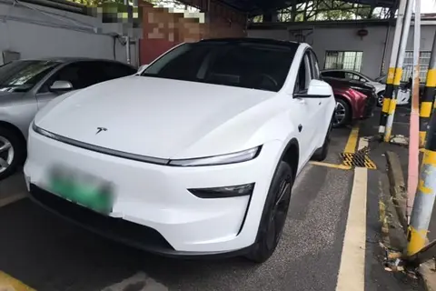 Tesla Model Y 2025
