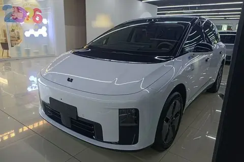 Li i8 2025