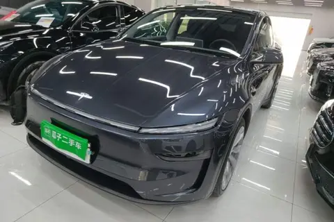 Tesla Model Y 2025
