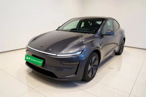 Tesla Model Y 2025