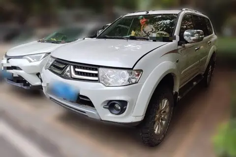 Mitsubishi Pajero Sport 2015