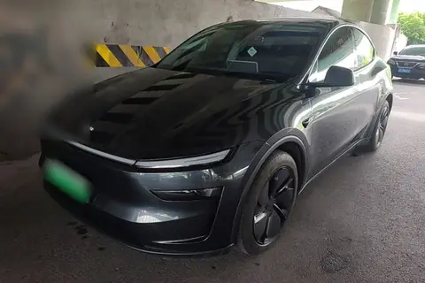 Tesla Model Y 2025