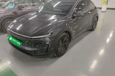 Tesla Model Y 2025