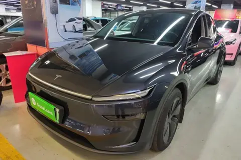 Tesla Model Y 2025