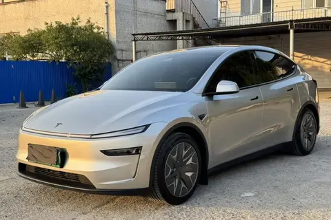 Tesla Model Y L 2025