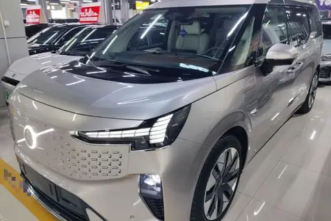 Volvo EM90 2024