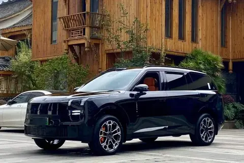 Lynk & Co 900 2025