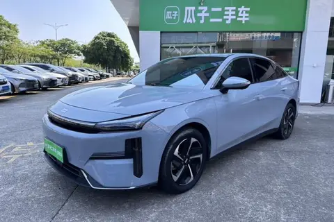 Geely L6 2024