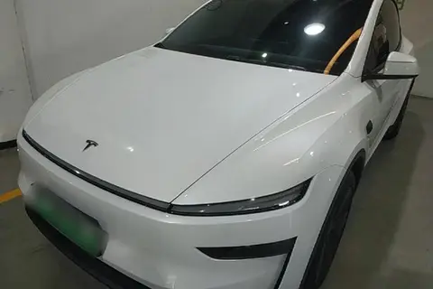 Tesla Model Y 2025