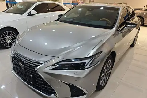 Lexus ES 2025
