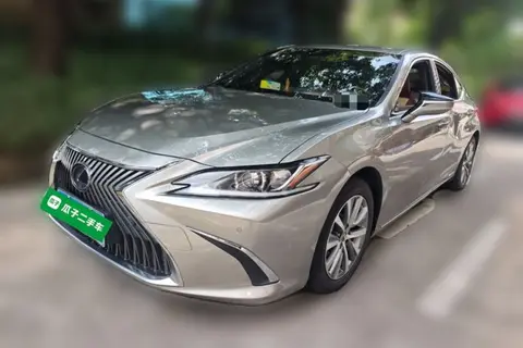 Lexus ES 2020