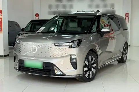 Volvo EM90 2024