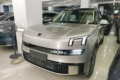 Lynk & Co 900 2025